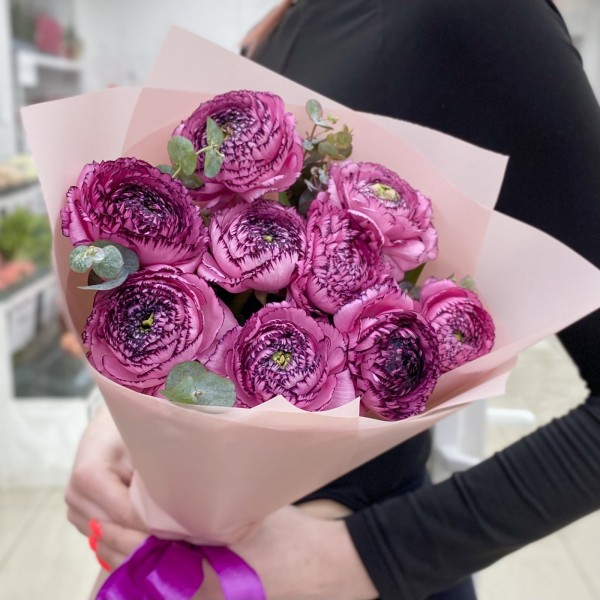 9 сиреневых махровых ранункулюсов с эвкалиптом