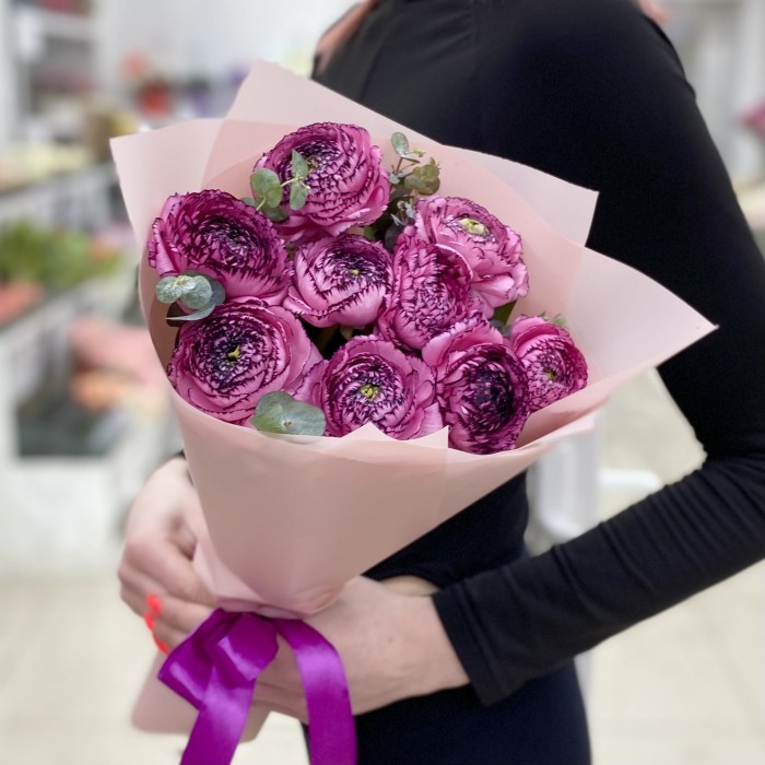 9 сиреневых махровых ранункулюсов с эвкалиптом
