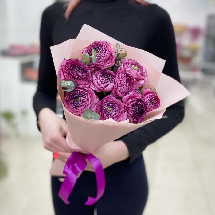 9 сиреневых махровых ранункулюсов с эвкалиптом