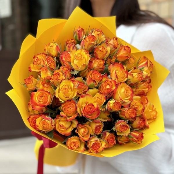 9 солнечных кустовых роз