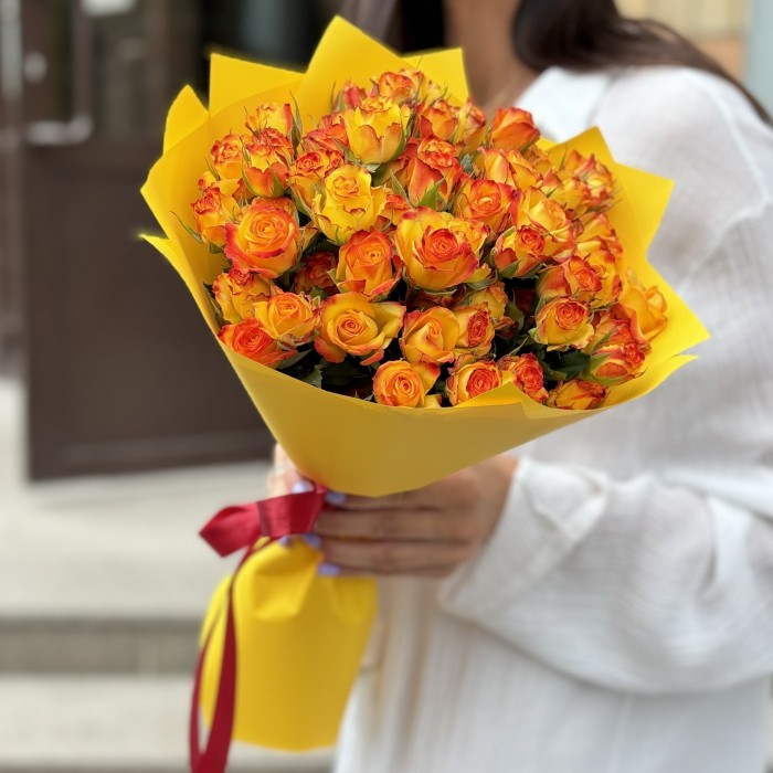 9 солнечных кустовых роз