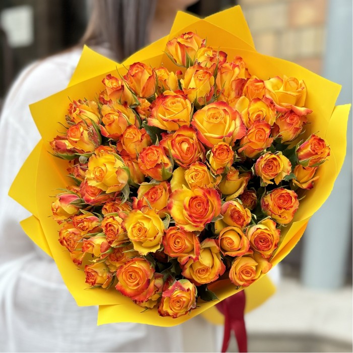 9 солнечных кустовых роз