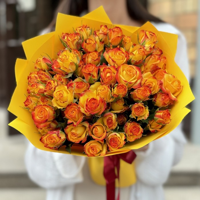 9 солнечных кустовых роз