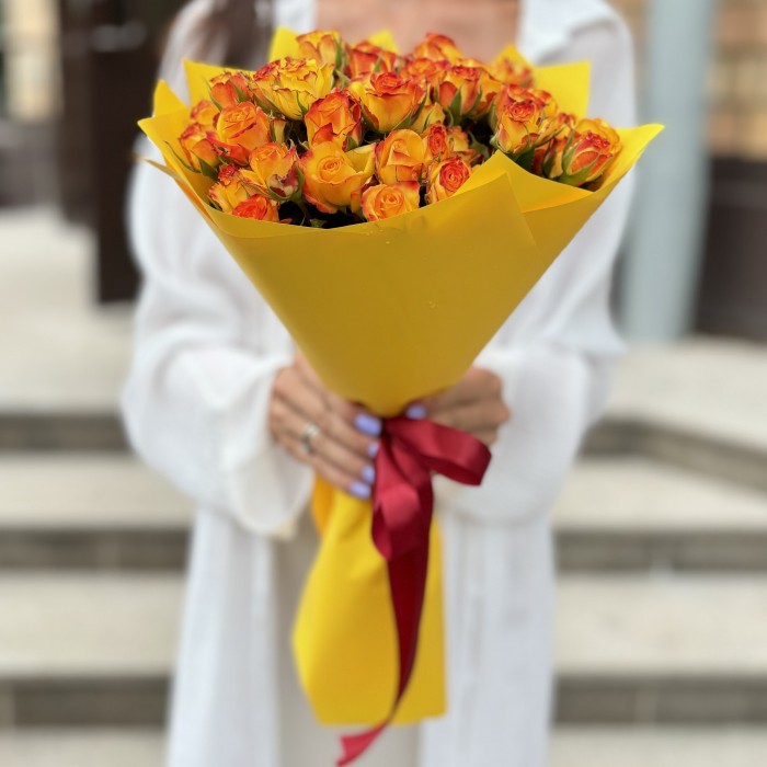 9 солнечных кустовых роз