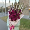 9 темно-малиновых гладиолусов