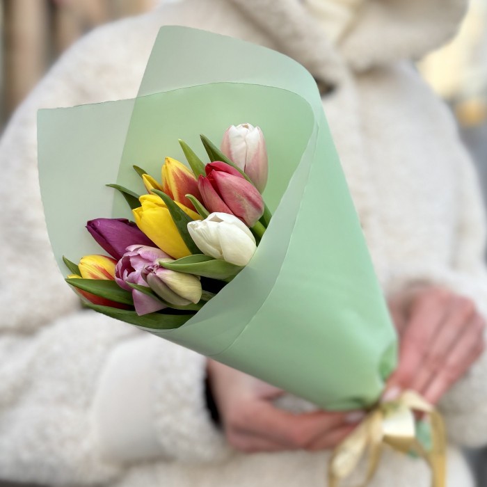 9 разноцветных тюльпанов в упаковке