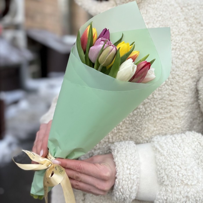 9 разноцветных тюльпанов в упаковке
