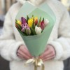 9 разноцветных тюльпанов в упаковке