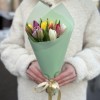9 разноцветных тюльпанов в упаковке