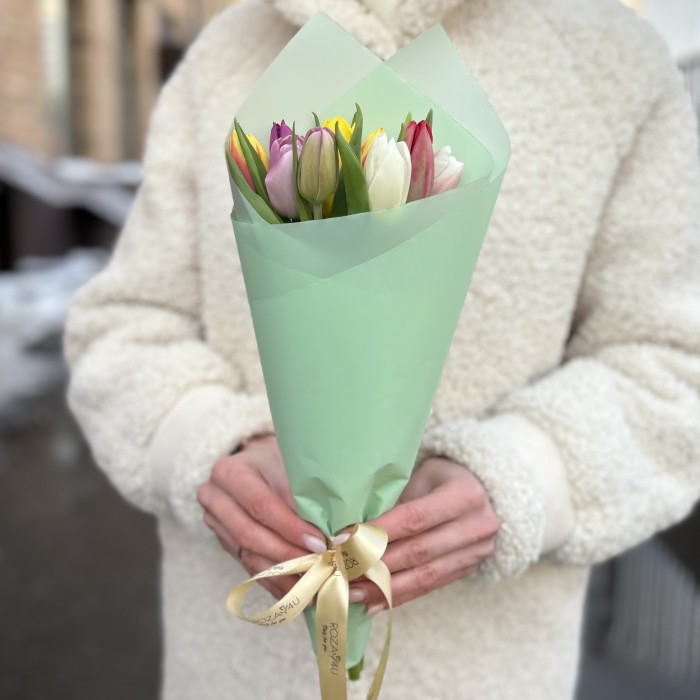 9 разноцветных тюльпанов в упаковке