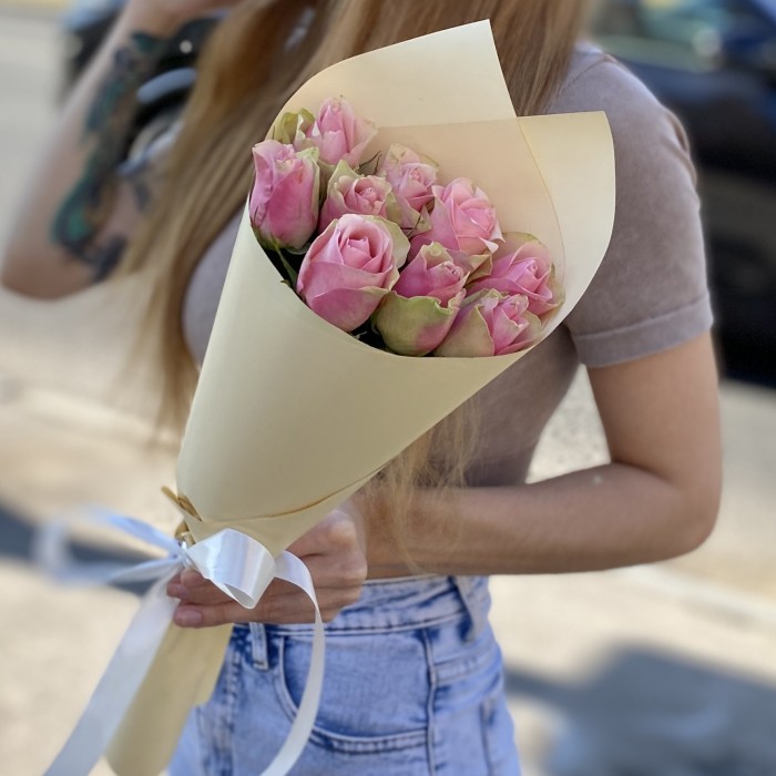 9 розово-зеленых роз Бел-роз в упаковке