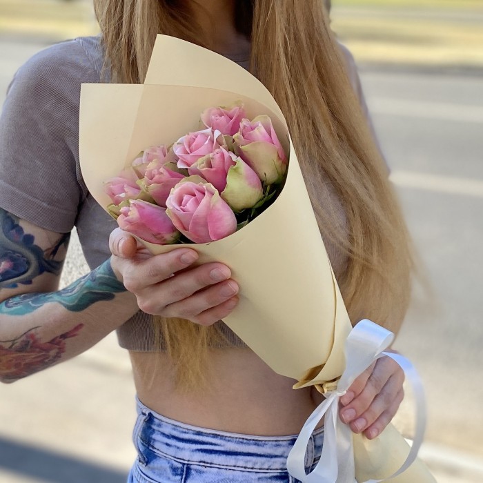 9 розово-зеленых роз Бел-роз в упаковке