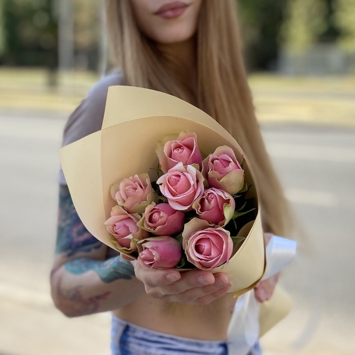 9 розово-зеленых роз Бел-роз в упаковке