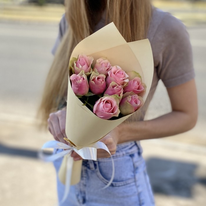 9 розово-зеленых роз Бел-роз в упаковке