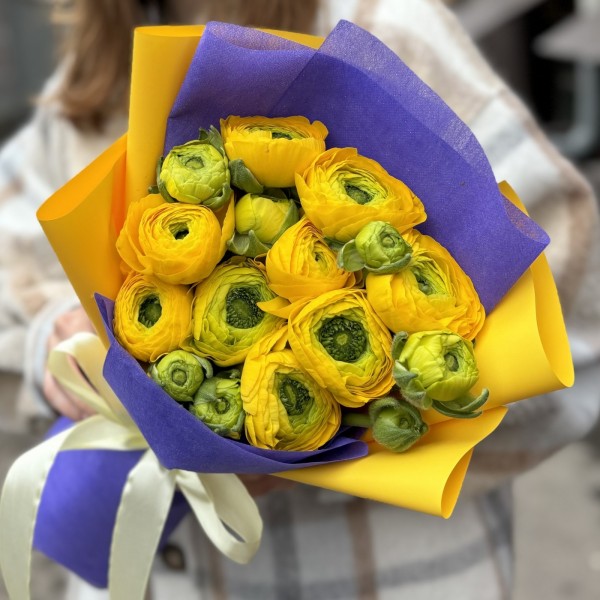 9 желтых Ранункулюсов в упаковке