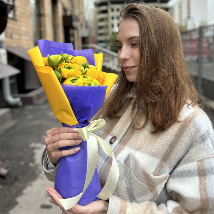 9 желтых Ранункулюсов в упаковке