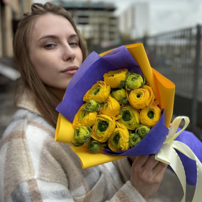 9 желтых Ранункулюсов в упаковке