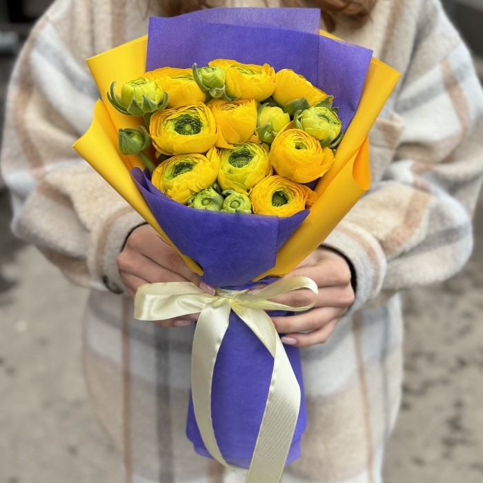 9 желтых Ранункулюсов в упаковке