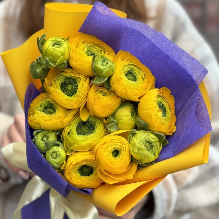 9 желтых Ранункулюсов в упаковке