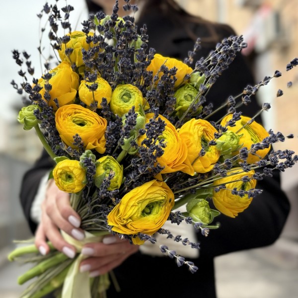 9 желтых ранункулюсов с лавандой