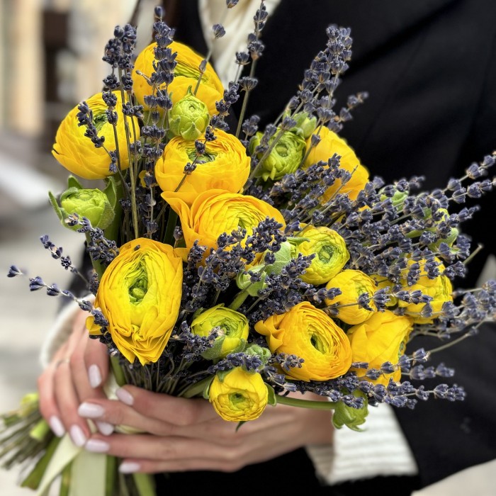 9 желтых ранункулюсов с лавандой