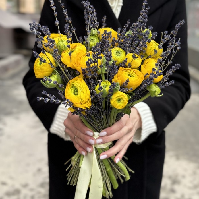 9 желтых ранункулюсов с лавандой