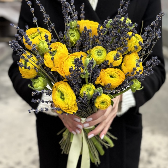 9 желтых ранункулюсов с лавандой