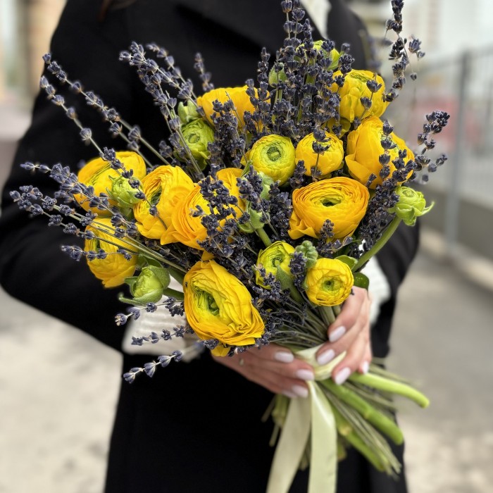 9 желтых ранункулюсов с лавандой
