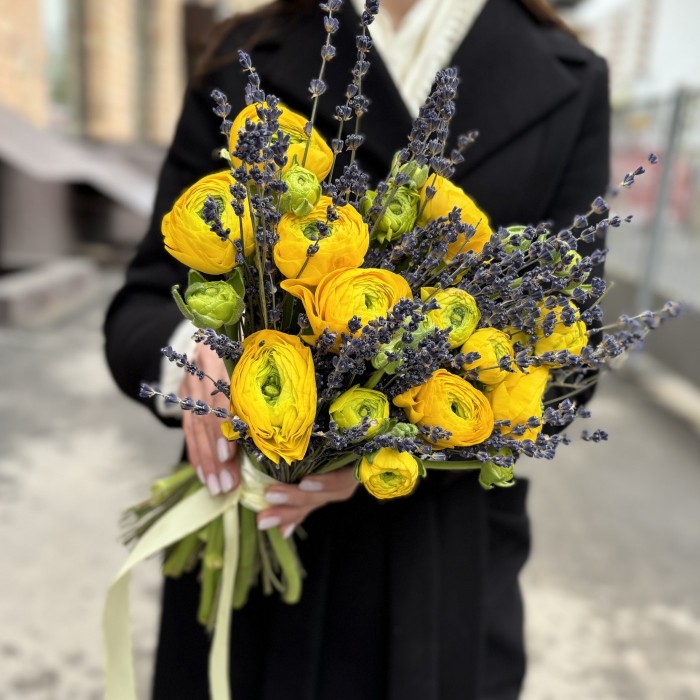 9 желтых ранункулюсов с лавандой