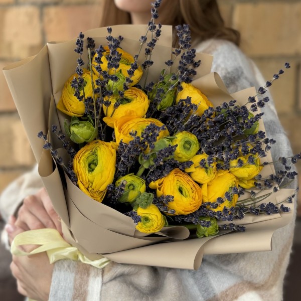 9 желтых ранункулюсов с лавандой в упаковке