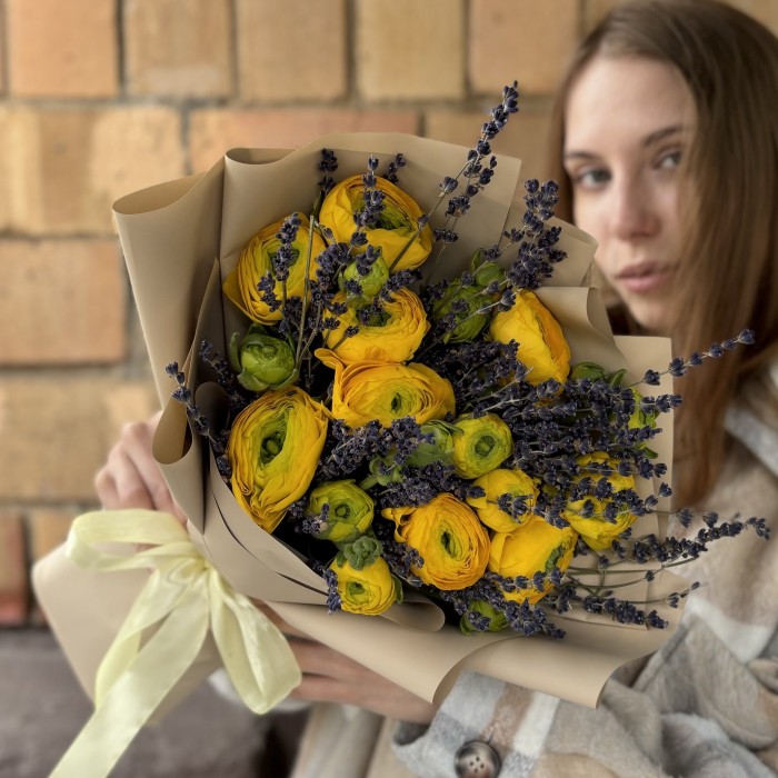 9 желтых ранункулюсов с лавандой в упаковке