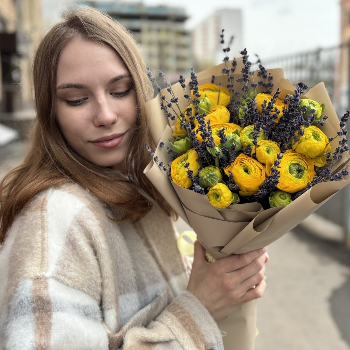 9 желтых ранункулюсов с лавандой в упаковке