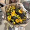 9 желтых ранункулюсов с лавандой в упаковке