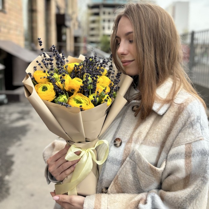 9 желтых ранункулюсов с лавандой в упаковке