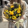 9 желтых ранункулюсов с лавандой в упаковке