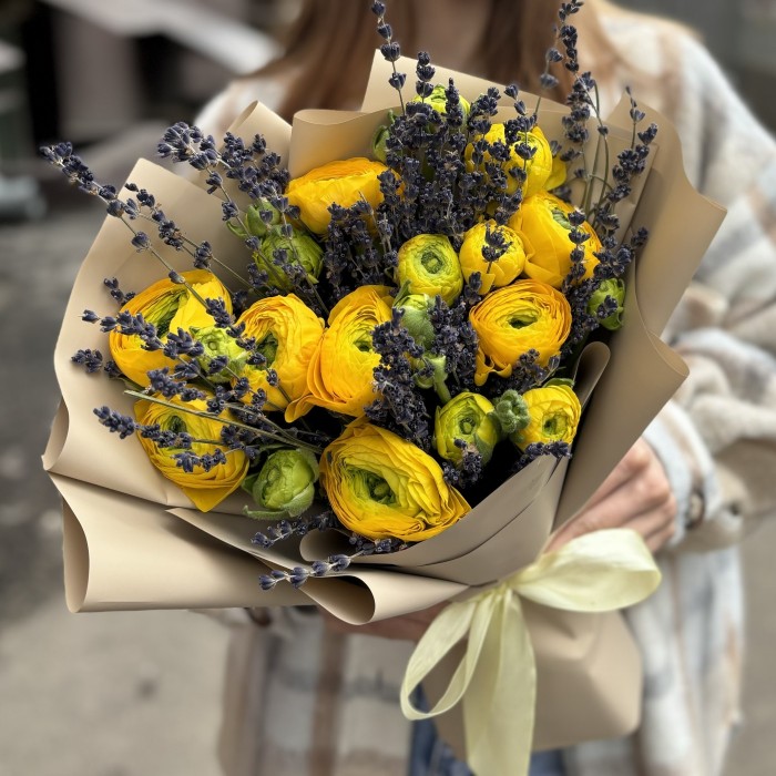 9 желтых ранункулюсов с лавандой в упаковке