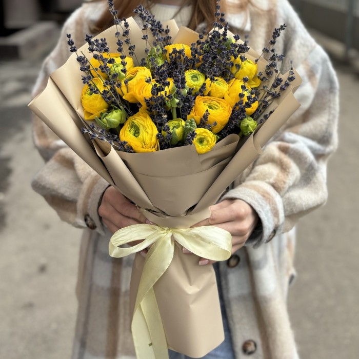 9 желтых ранункулюсов с лавандой в упаковке