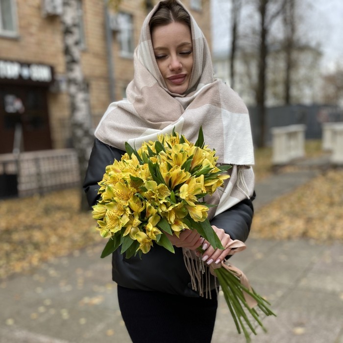 Альстромерия желтая