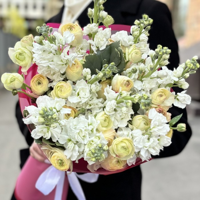 Ароматная белая маттиола с ранункулюсами