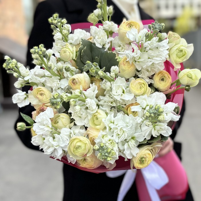 Ароматная белая маттиола с ранункулюсами