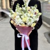 Ароматная белая маттиола с ранункулюсами