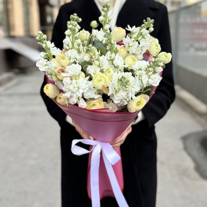 Ароматная белая маттиола с ранункулюсами