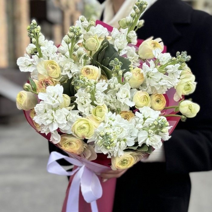 Ароматная белая маттиола с ранункулюсами