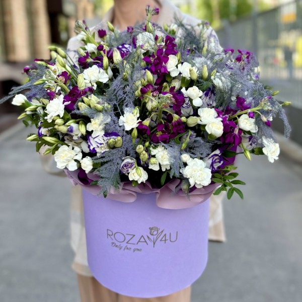 Ароматная маттиола и эустома в коробке