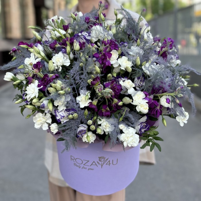 Ароматная маттиола и эустома в коробке