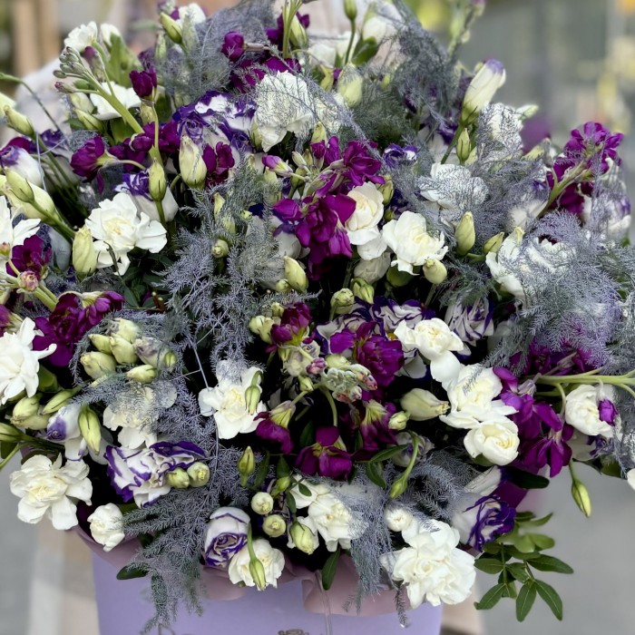 Ароматная маттиола и эустома в коробке