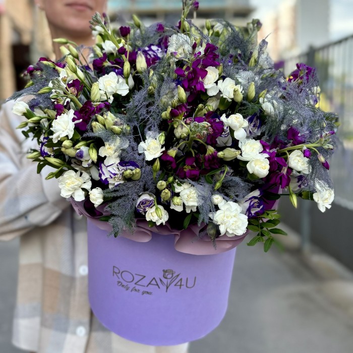 Ароматная маттиола и эустома в коробке