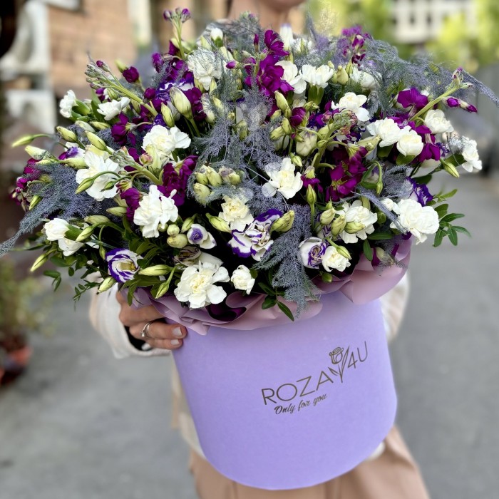 Ароматная маттиола и эустома в коробке