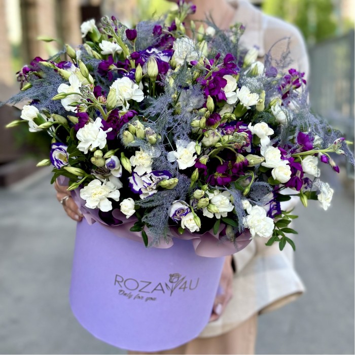 Ароматная маттиола и эустома в коробке