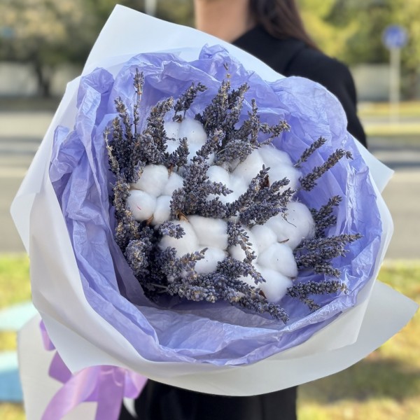Букет ароматной лаванды и хлопка